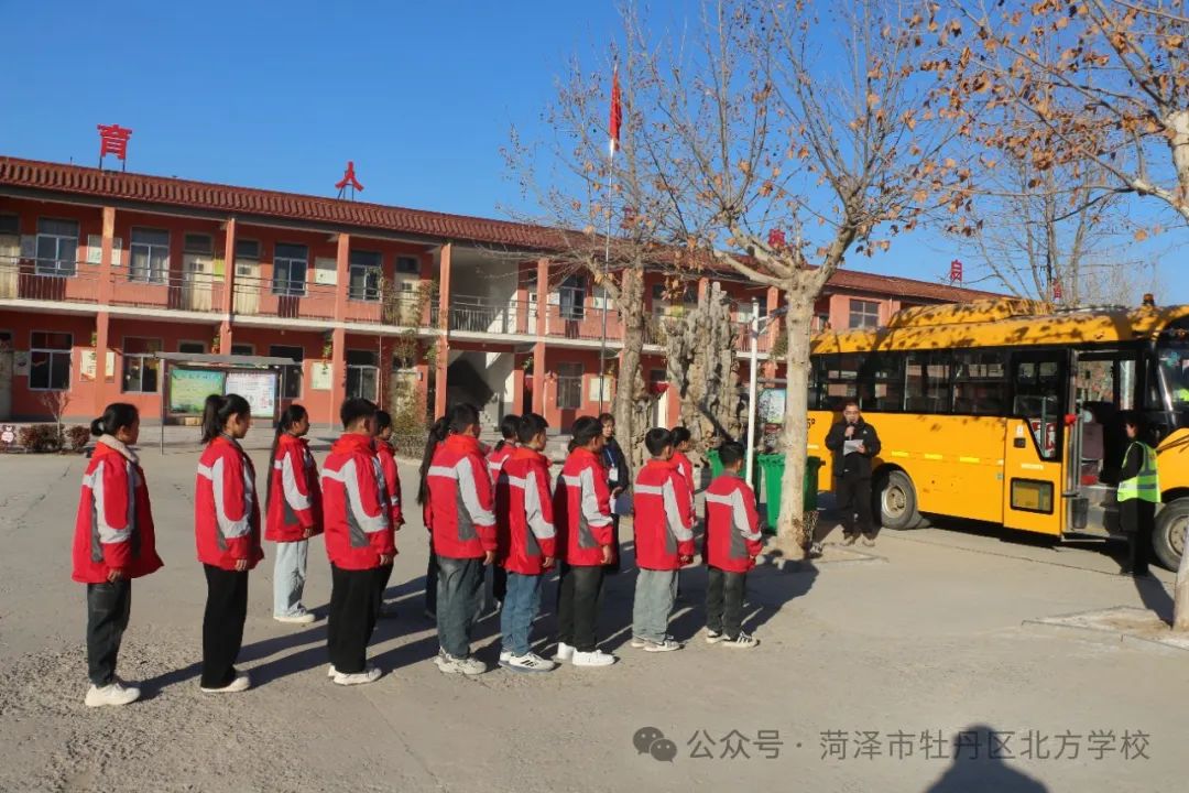 校車安全伴我行——北方學校開展校車安全應急演練 圖片