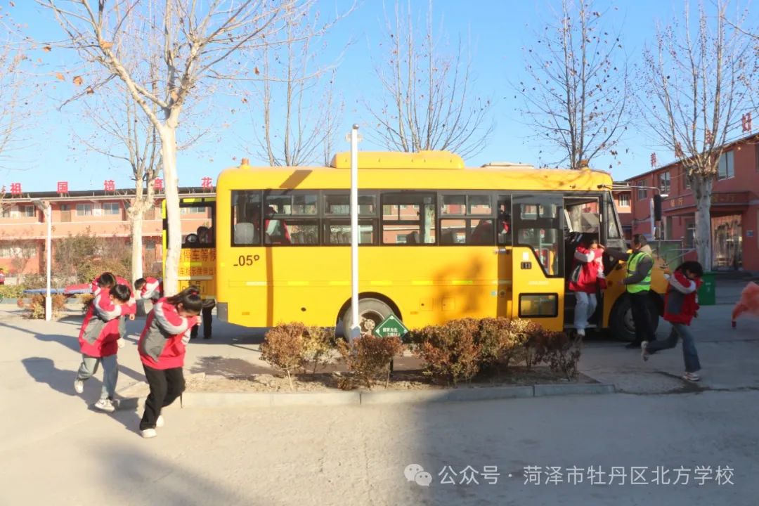 校車安全伴我行——北方學校開展校車安全應急演練 圖片
