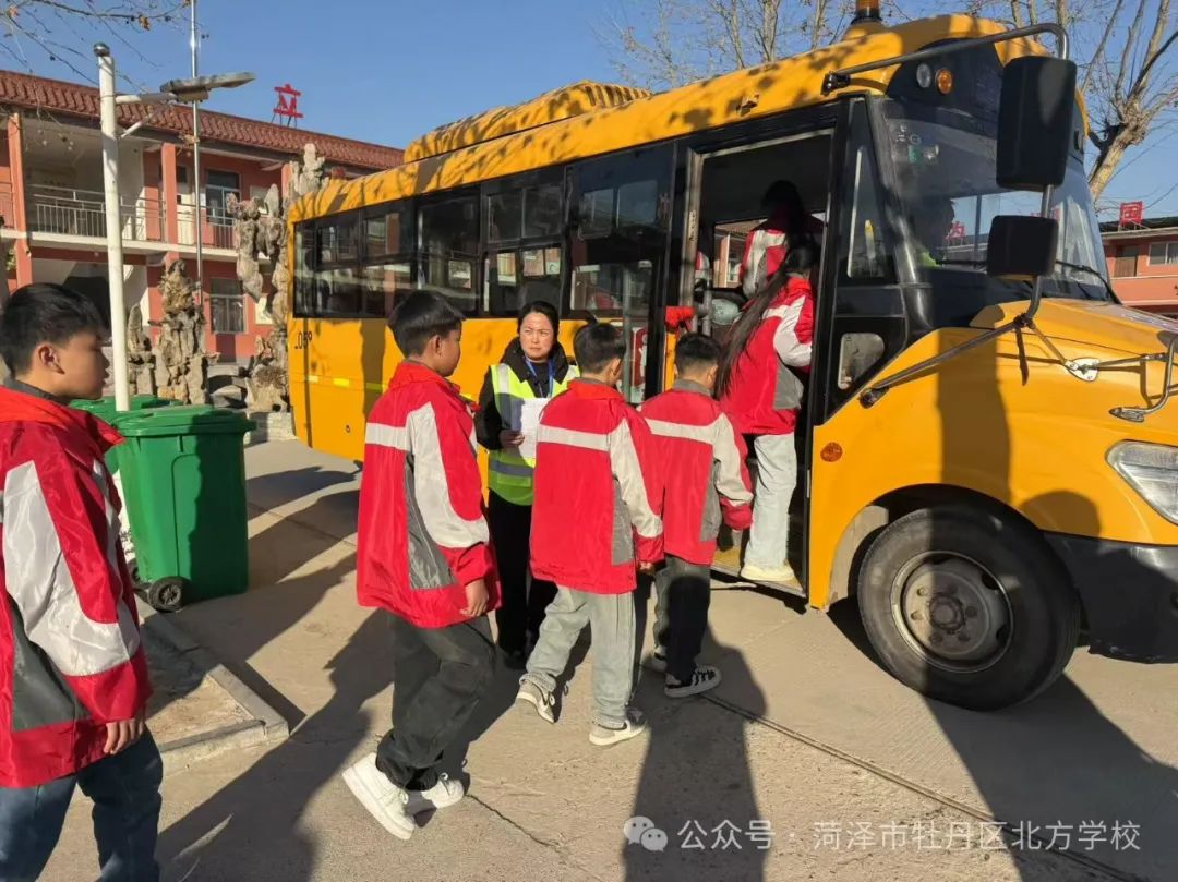 校車安全伴我行——北方學校開展校車安全應急演練 圖片