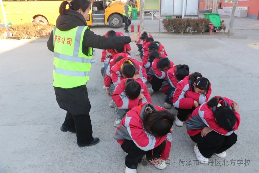 校車安全伴我行——北方學校開展校車安全應急演練 圖片
