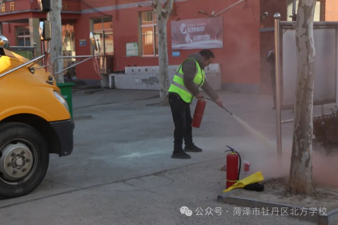 校車安全伴我行——北方學校開展校車安全應急演練 圖片