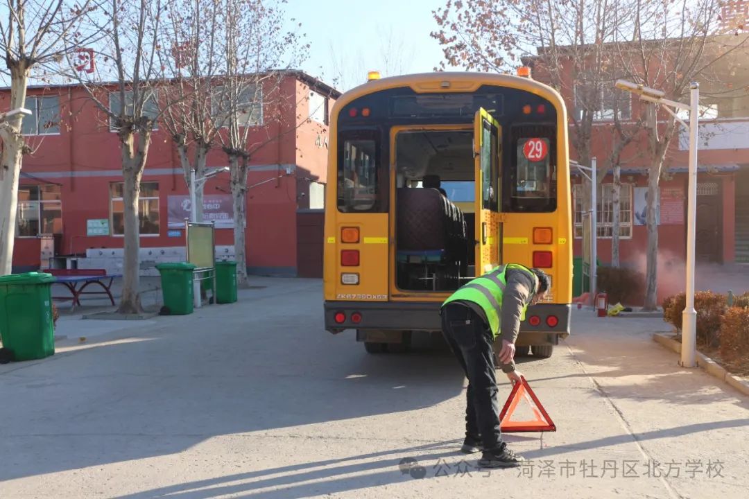 校車安全伴我行——北方學校開展校車安全應急演練 圖片