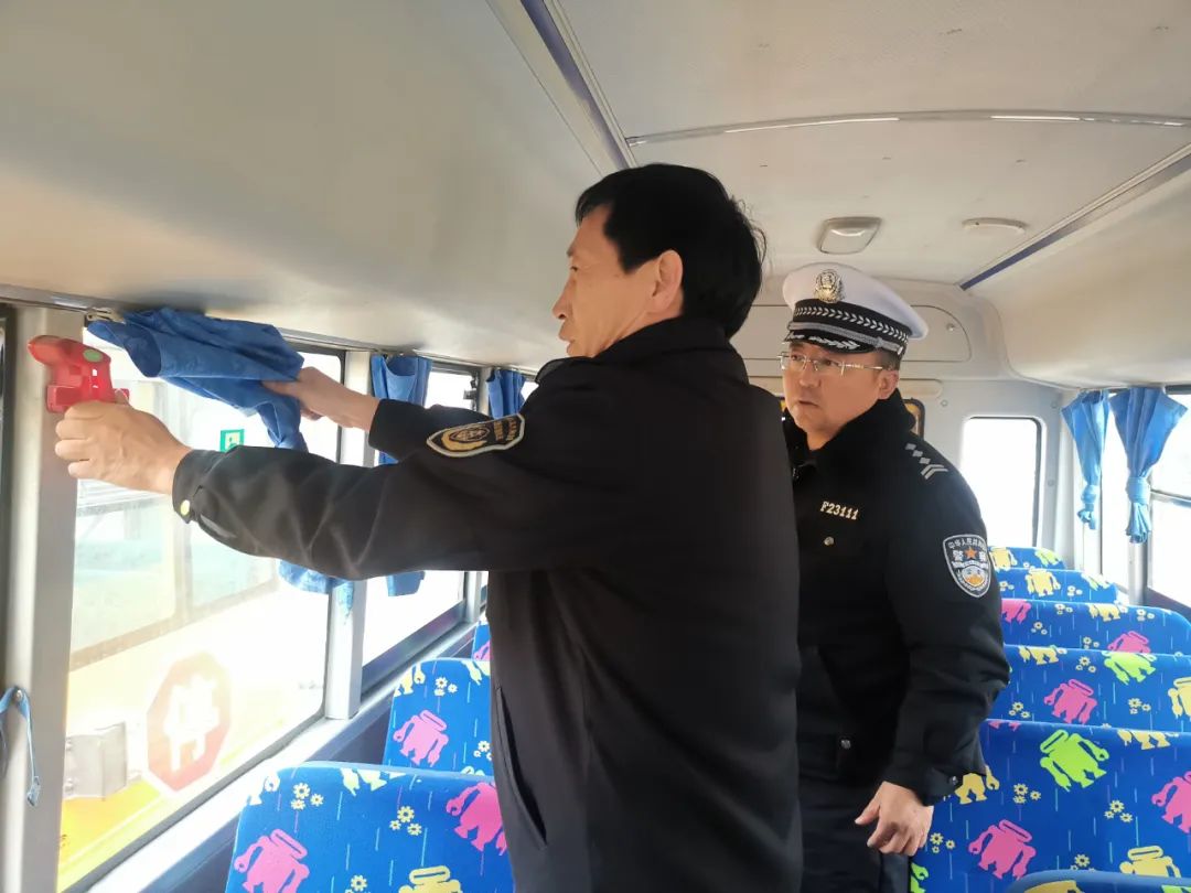 嚴(yán)把校車“安全關(guān)” 為開學(xué)季保駕護(hù)航 圖片