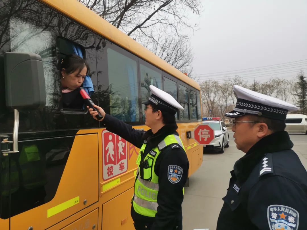 嚴(yán)把校車“安全關(guān)” 為開學(xué)季保駕護(hù)航 圖片