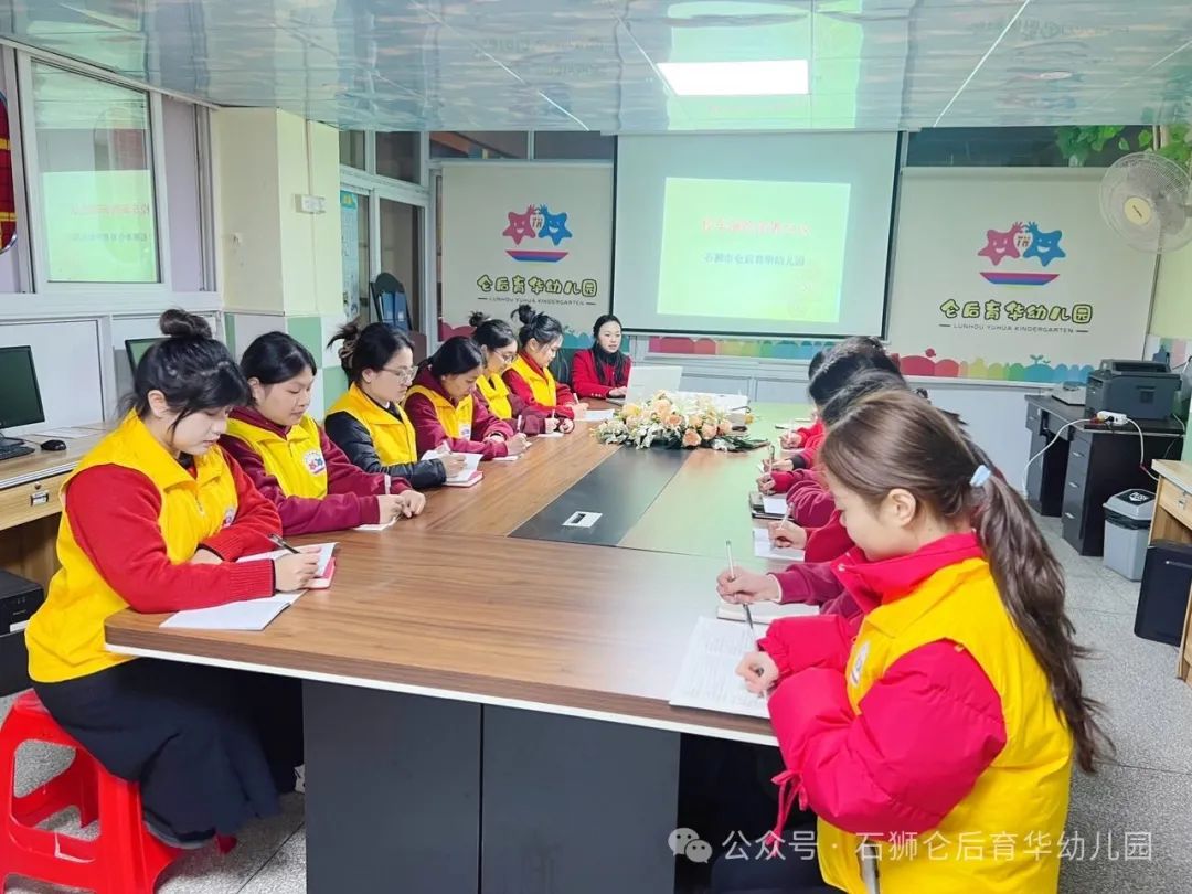 為愛護航,平安校車伴我行 ——侖后育華幼兒園2025年春季校車安全演練 為愛護航,平安校車伴我行 ——侖后育華幼兒園2025年春季校車安全演練