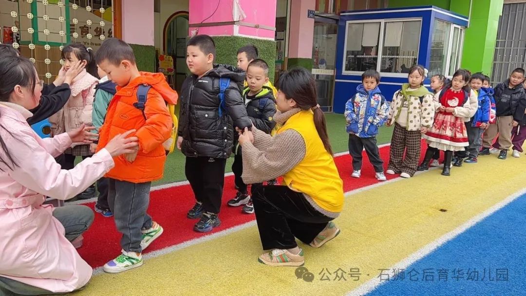 為愛護航,平安校車伴我行 ——侖后育華幼兒園2025年春季校車安全演練 圖片
