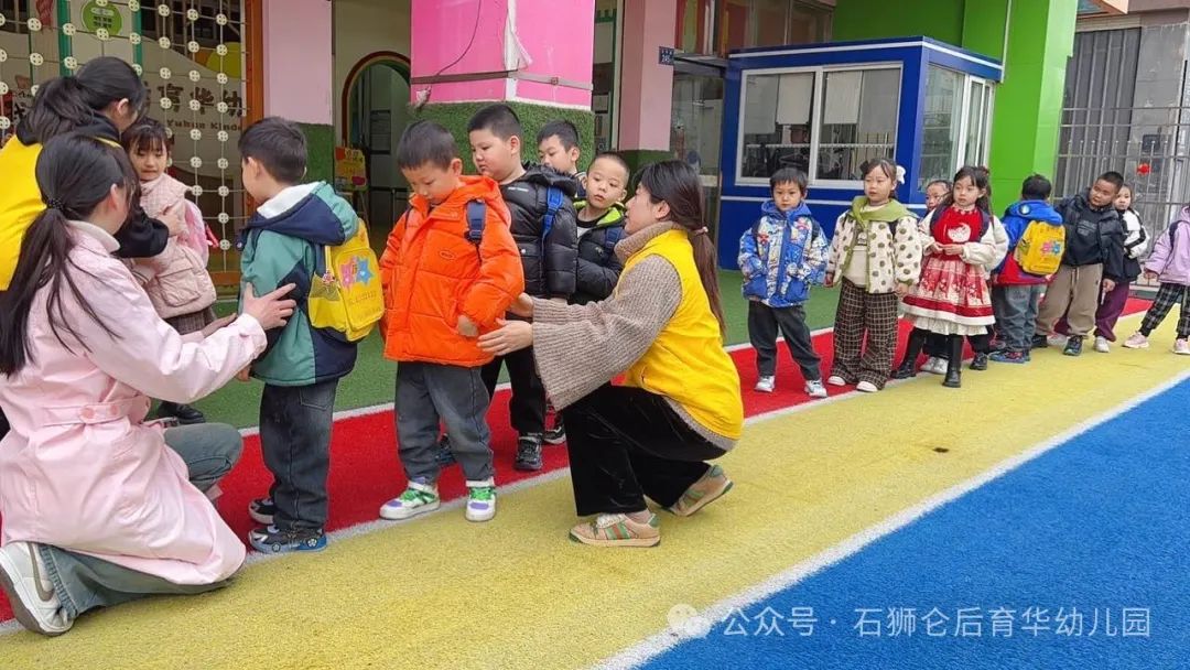 為愛護航,平安校車伴我行 ——侖后育華幼兒園2025年春季校車安全演練 圖片