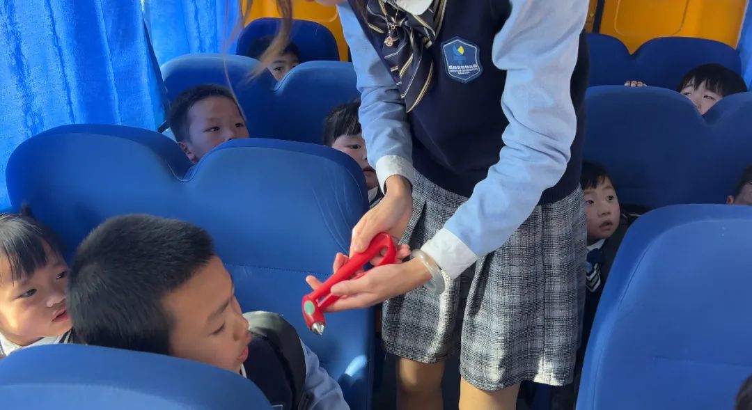 【校車安全】平安乘車，為愛護航——成田實驗幼兒園校車安全應急演練