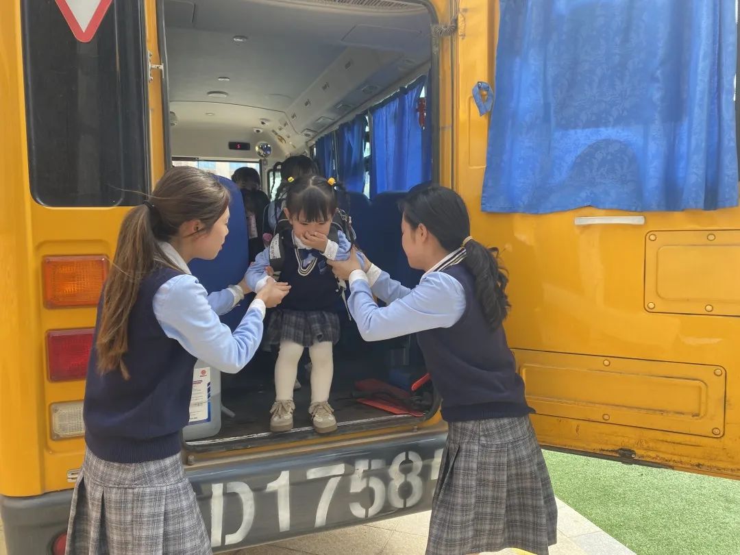 【校車安全】平安乘車，為愛護航——成田實驗幼兒園校車安全應急演練