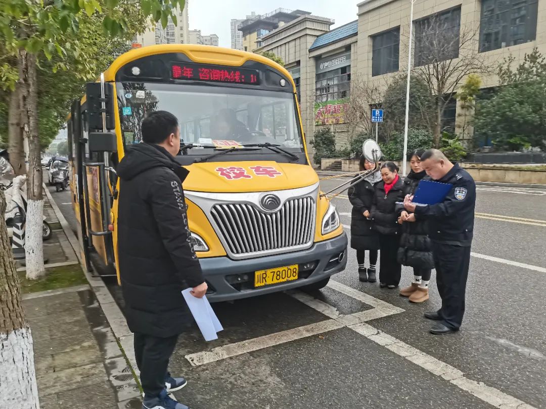 擰緊校車“安全閥” 織密護學“安全網”——縣教體局高度重視民辦學校校車安全工作