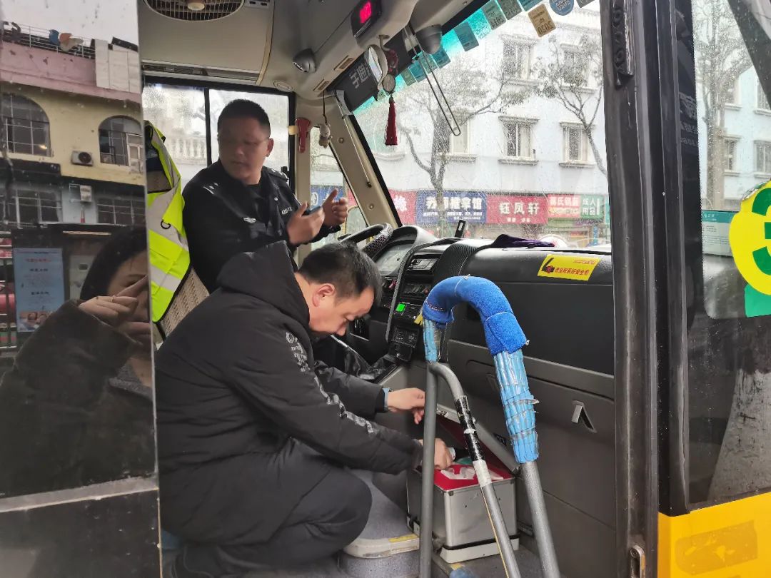 擰緊校車“安全閥” 織密護學“安全網”——縣教體局高度重視民辦學校校車安全工作