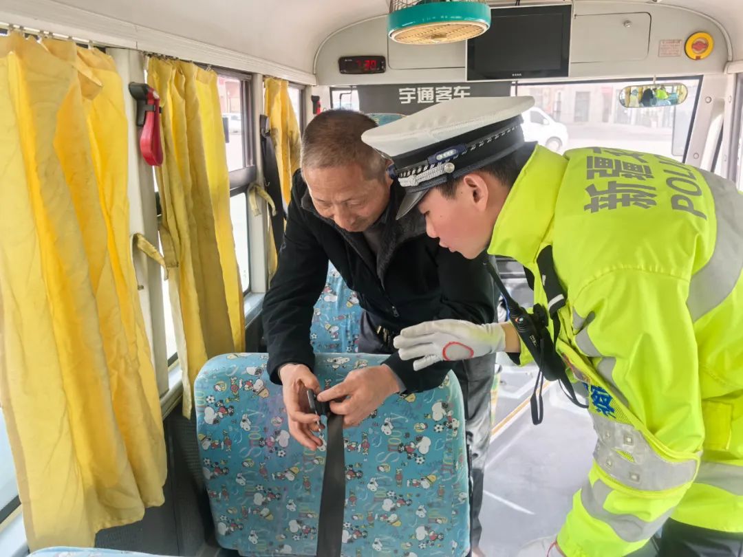 溫宿交警開展校車安全檢查 源頭筑牢幼兒安全防線 圖片