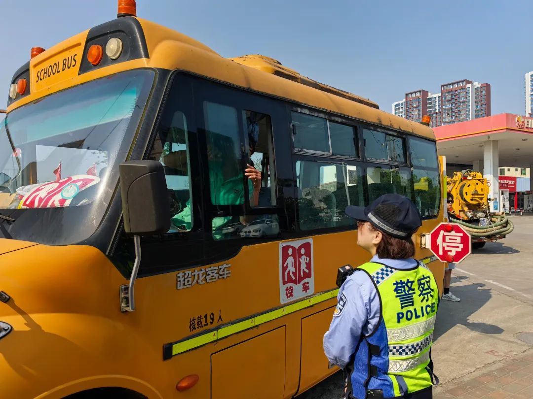 定安公安交警嚴把校車安全關,筑牢學生“安全路”! 定安公安交警嚴把校車安全關,筑牢學生“安全路”!