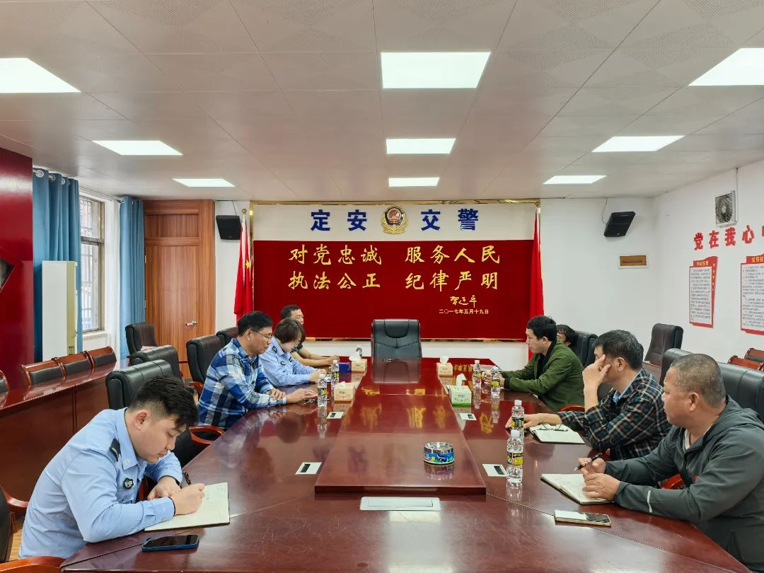 定安公安交警嚴把校車安全關,筑牢學生“安全路”! 定安公安交警嚴把校車安全關,筑牢學生“安全路”!