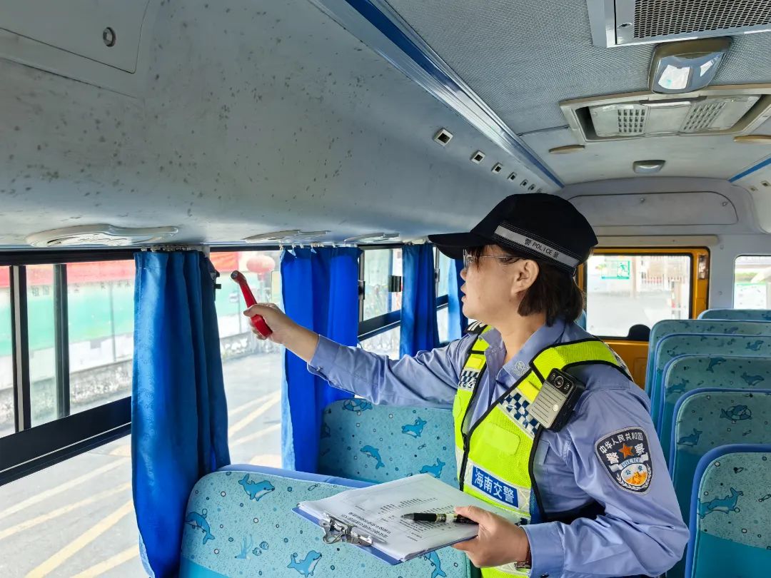 定安公安交警嚴把校車安全關,筑牢學生“安全路”! 定安公安交警嚴把校車安全關,筑牢學生“安全路”!