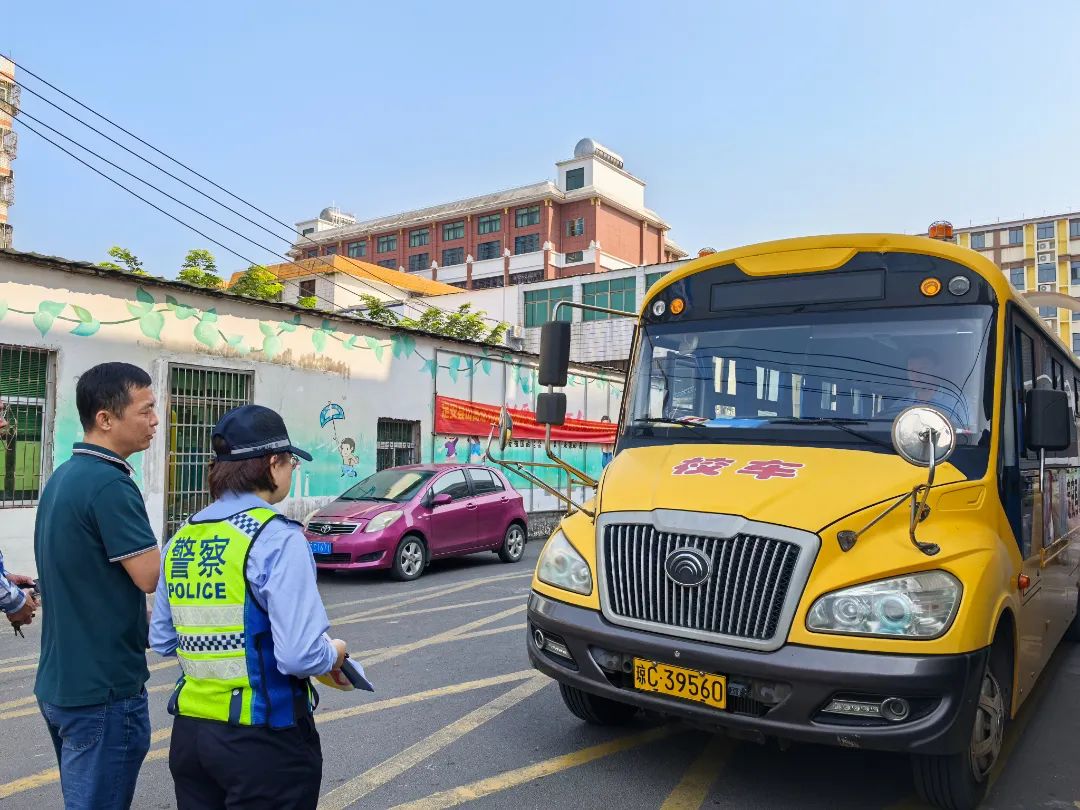 定安公安交警嚴把校車安全關,筑牢學生“安全路”! 定安公安交警嚴把校車安全關,筑牢學生“安全路”!