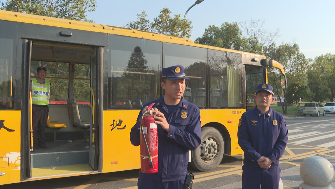 九華山舉行校車火警應急逃生演練