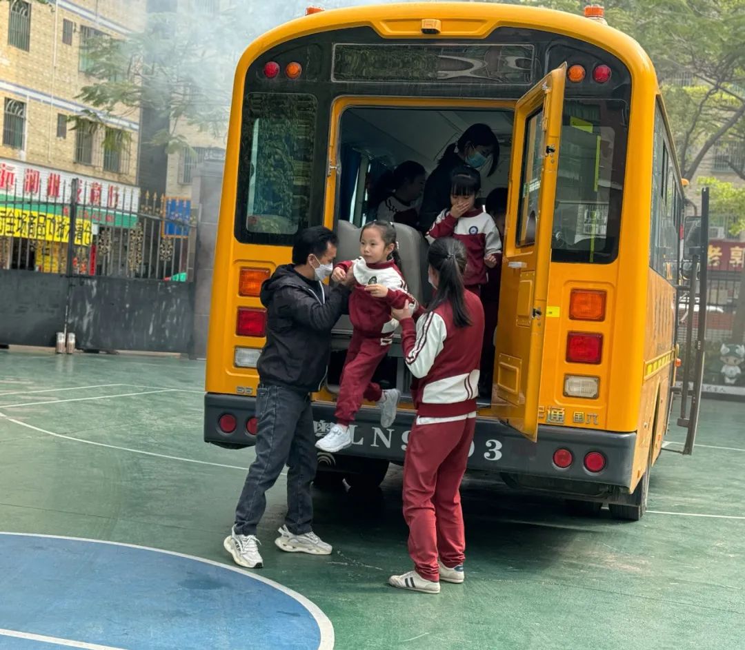 【安全演練】秋長益華幼兒園“平安乘車，安全‘童’行”校車安全演練活動