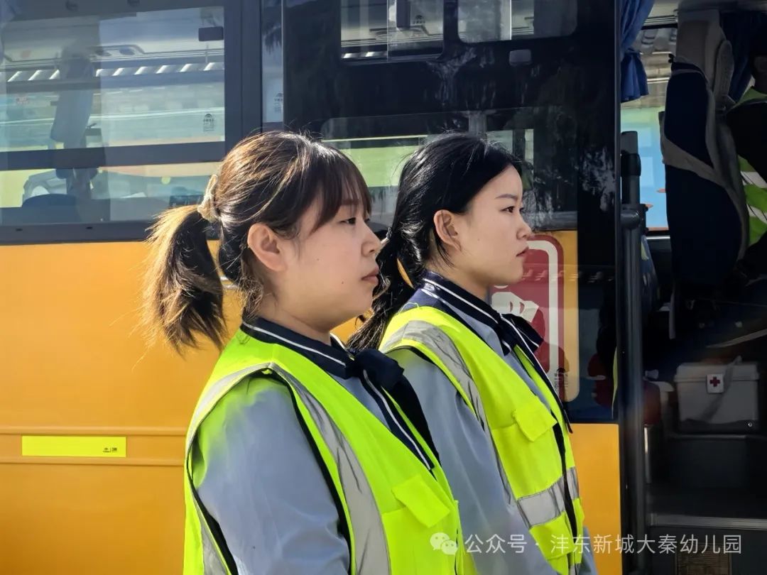 【大秦幼兒園】強(qiáng)化校車應(yīng)急意識(shí) 筑牢校車安全防線——校車應(yīng)急疏散演練活動(dòng)