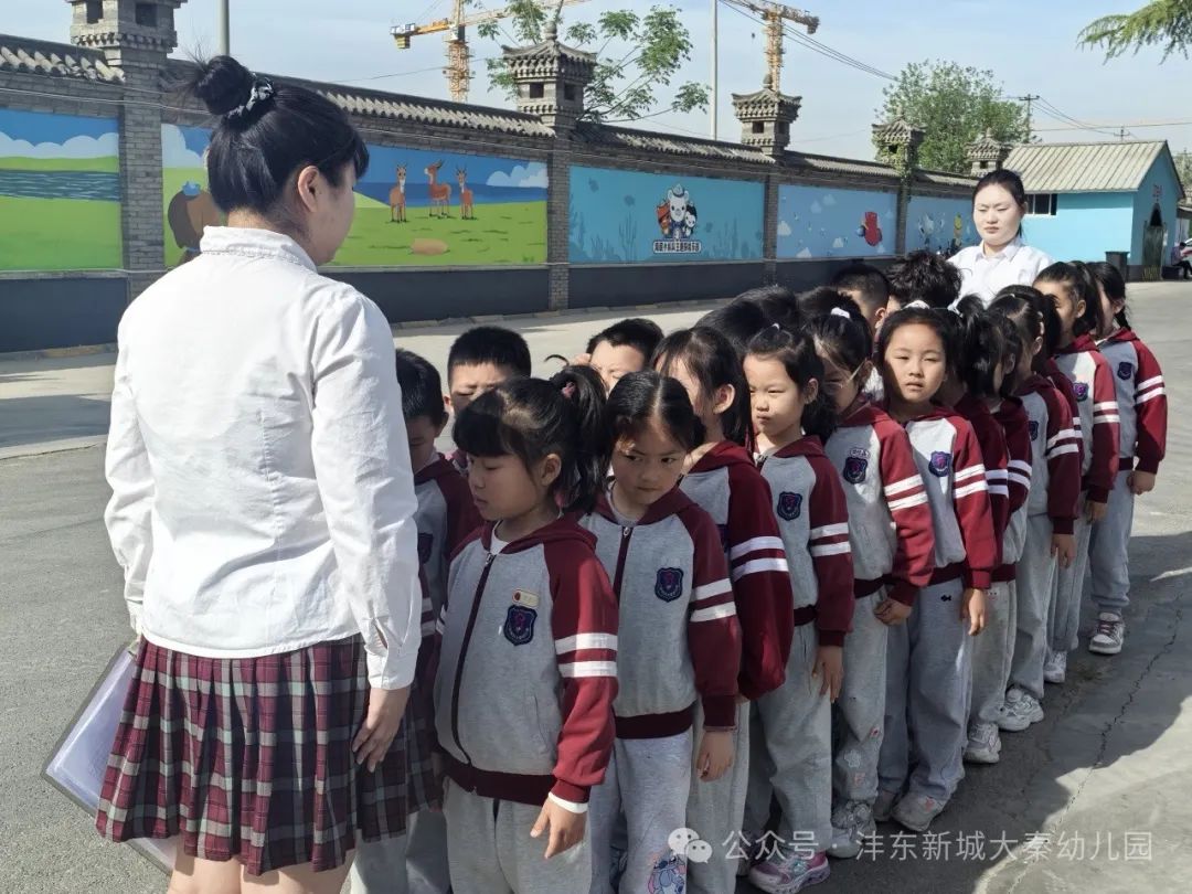 【大秦幼兒園】強(qiáng)化校車應(yīng)急意識(shí) 筑牢校車安全防線——校車應(yīng)急疏散演練活動(dòng)