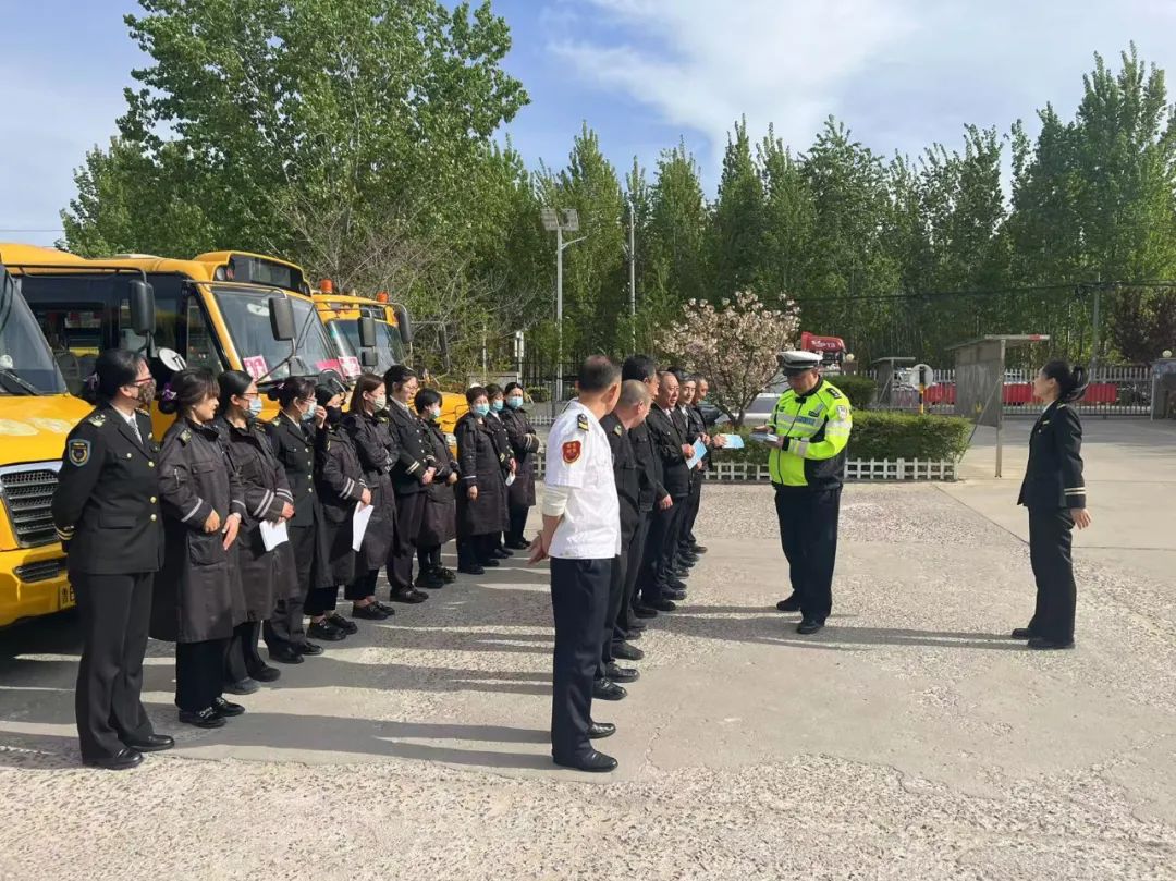 膠州交警嚴把校車安全→ 圖片