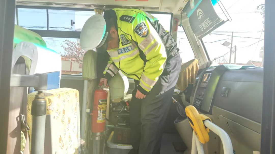 膠州交警嚴把校車安全→ 圖片