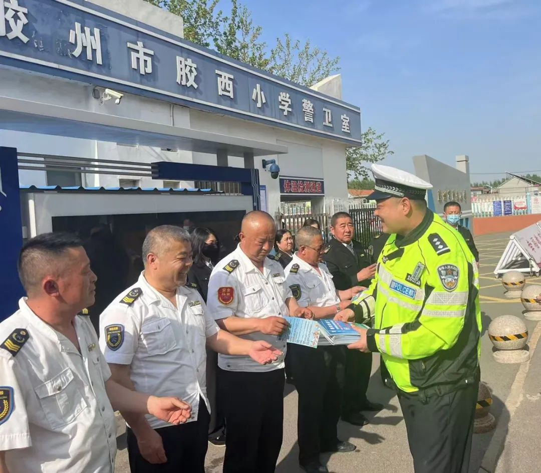 膠州交警嚴把校車安全→ 圖片