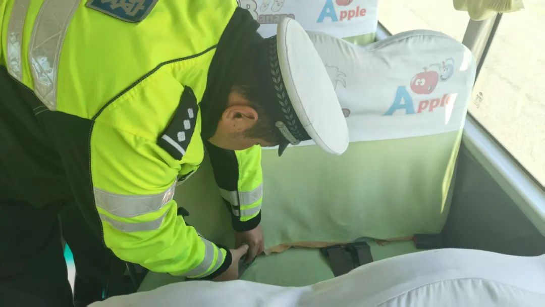 膠州交警嚴把校車安全→ 圖片