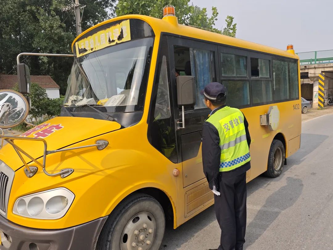 懷遠交警對校車進行安全檢查/ 圖片