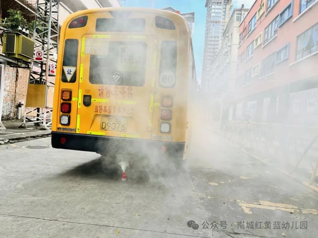 【筑牢安全防線 守護幼兒出行】——紅黃藍幼兒園校車安全應急疏散演練 【筑牢安全防線 守護幼兒出行】——紅黃藍幼兒園校車安全應急疏散演練