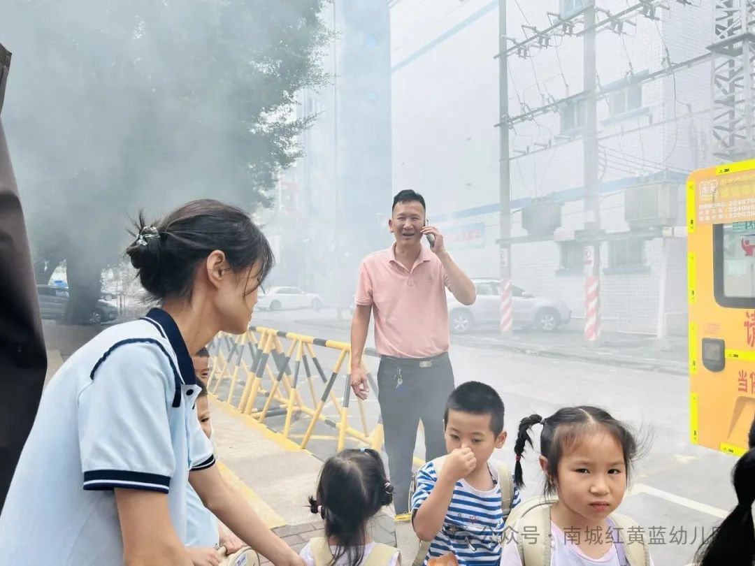 【筑牢安全防線 守護幼兒出行】——紅黃藍幼兒園校車安全應急疏散演練 【筑牢安全防線 守護幼兒出行】——紅黃藍幼兒園校車安全應急疏散演練