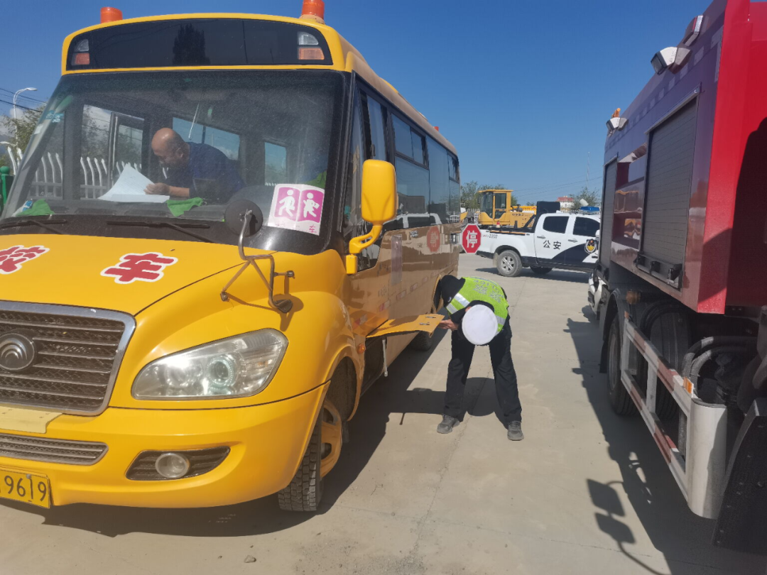 紅山交警中隊深入學校持續開展校車安全隱患檢查工作/ 圖片