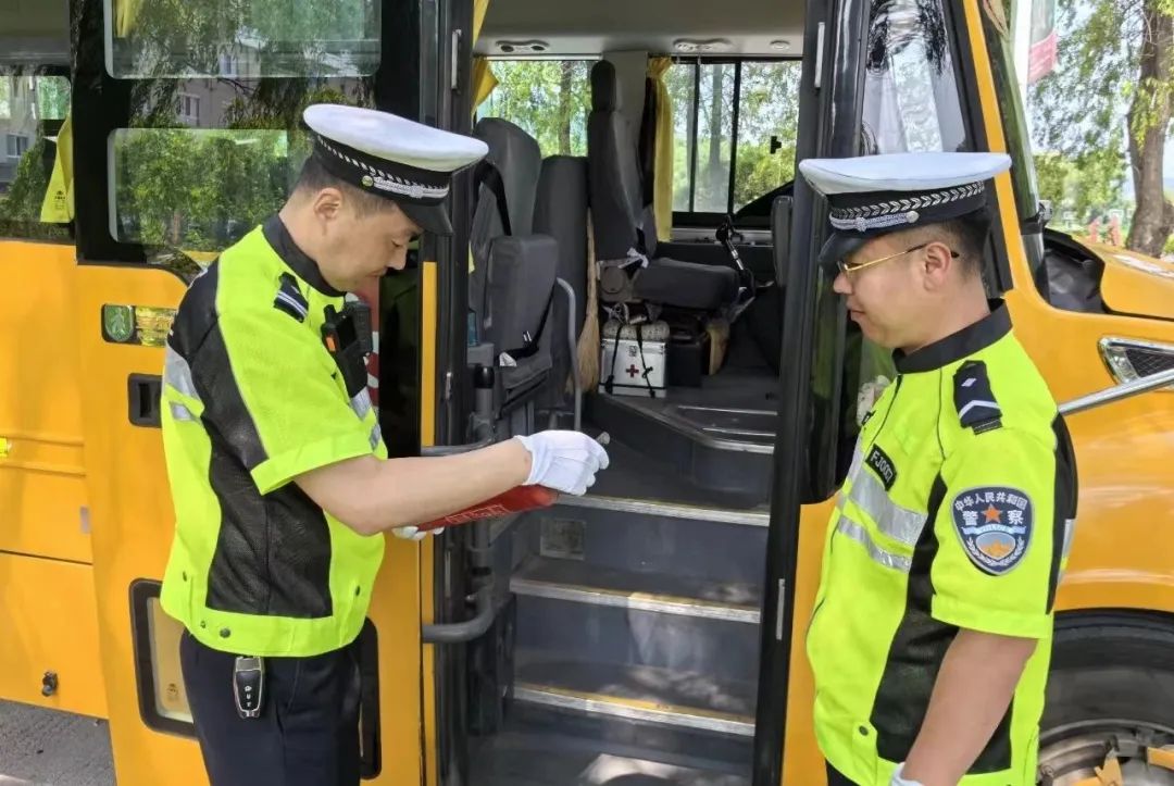 大海林分局交警大隊開展校車安全檢查工作為校園安全“加碼” 大海林分局交警大隊開展校車安全檢查工作為校園安全“加碼”