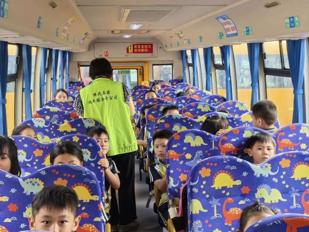 聚焦安全，守護(hù)校園——紫南小學(xué)校車(chē)安全應(yīng)急疏散演練