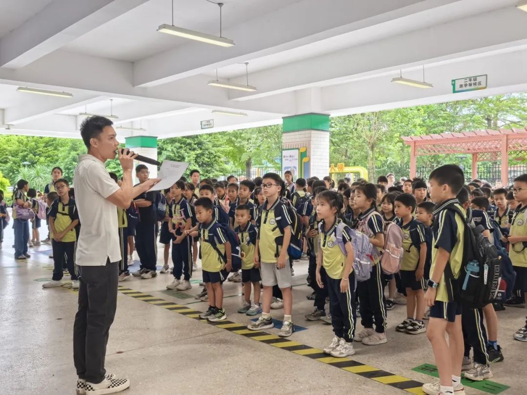 聚焦安全，守護(hù)校園——紫南小學(xué)校車(chē)安全應(yīng)急疏散演練