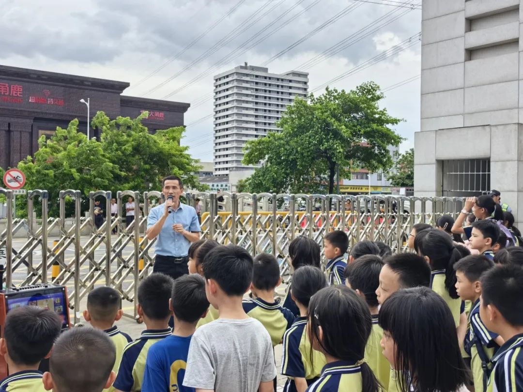聚焦安全，守護(hù)校園——紫南小學(xué)校車(chē)安全應(yīng)急疏散演練