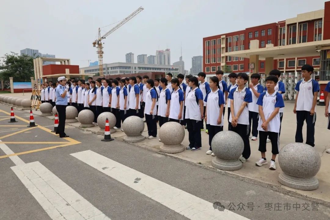 吹響“平安哨” 嚴把“安全關” 讓校車“跑”得更安全! 吹響“平安哨” 嚴把“安全關” 讓校車“跑”得更安全!