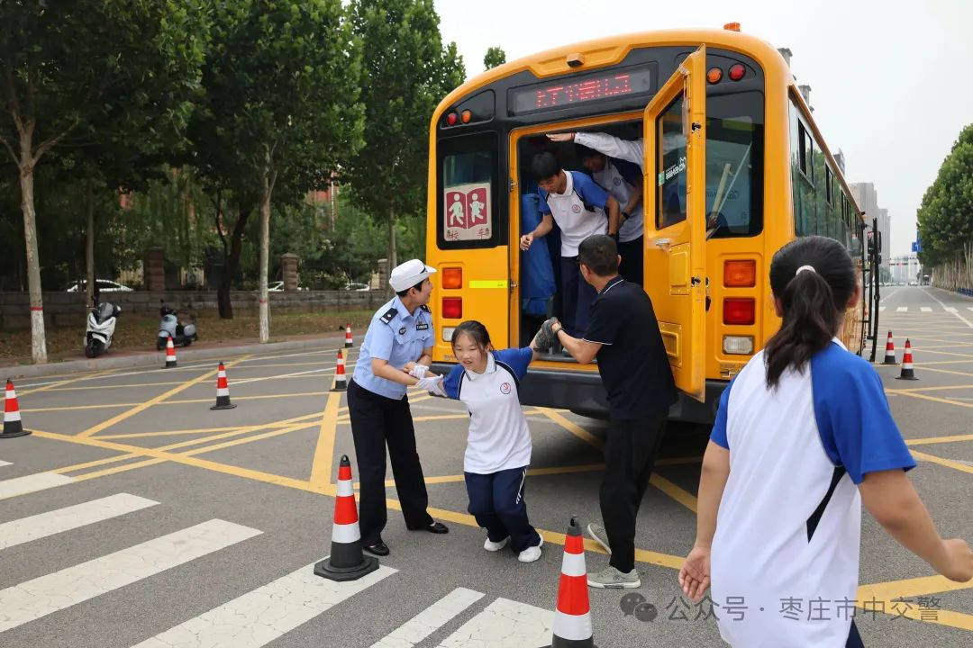 吹響“平安哨” 嚴把“安全關” 讓校車“跑”得更安全! 吹響“平安哨” 嚴把“安全關” 讓校車“跑”得更安全!