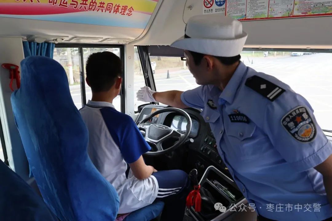 吹響“平安哨” 嚴把“安全關” 讓校車“跑”得更安全! 吹響“平安哨” 嚴把“安全關” 讓校車“跑”得更安全!