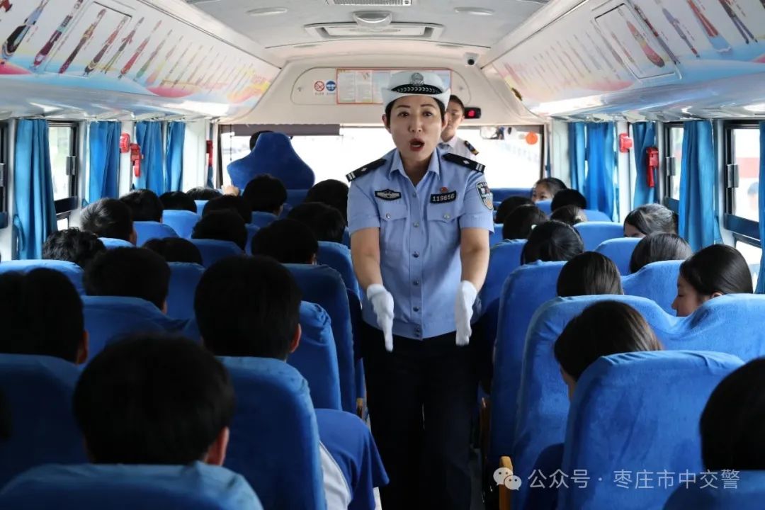 吹響“平安哨” 嚴把“安全關” 讓校車“跑”得更安全! 吹響“平安哨” 嚴把“安全關” 讓校車“跑”得更安全!