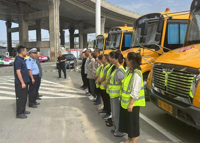 織密假期校車安全閉環,護航學生出行全程平安 圖片