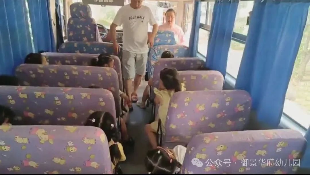 校車伴我行,安全我最行——快樂天使御景華府幼兒園校車安全應急疏散演練活動 圖片