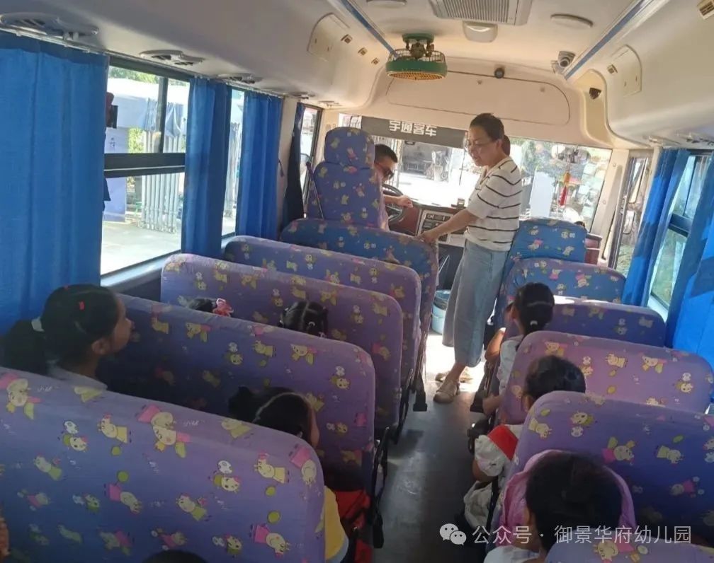 校車伴我行,安全我最行——快樂天使御景華府幼兒園校車安全應急疏散演練活動 圖片