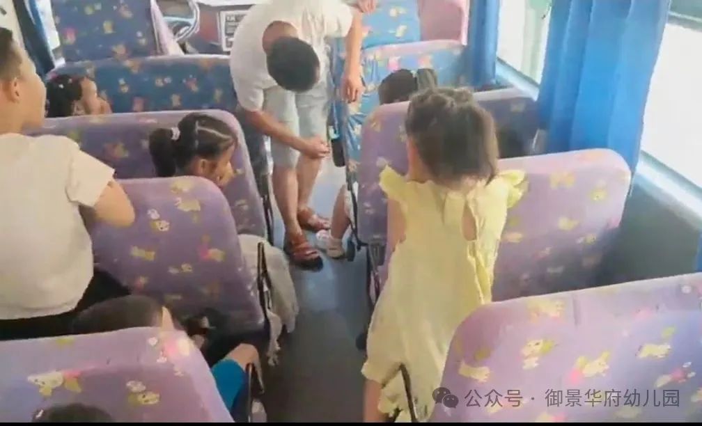 校車伴我行,安全我最行——快樂天使御景華府幼兒園校車安全應急疏散演練活動 圖片