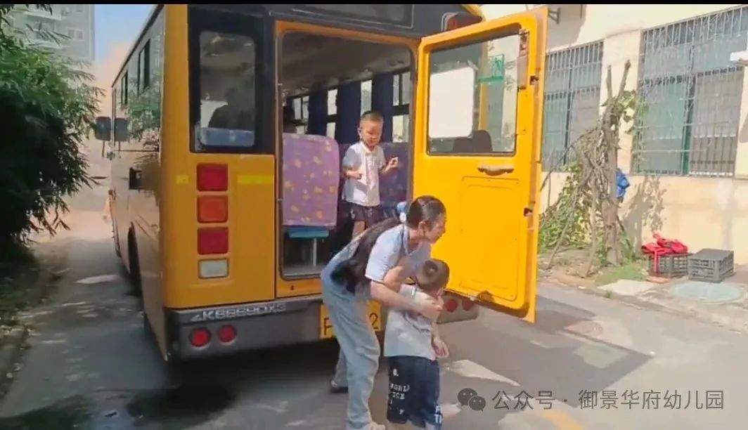 校車伴我行,安全我最行——快樂天使御景華府幼兒園校車安全應急疏散演練活動 圖片