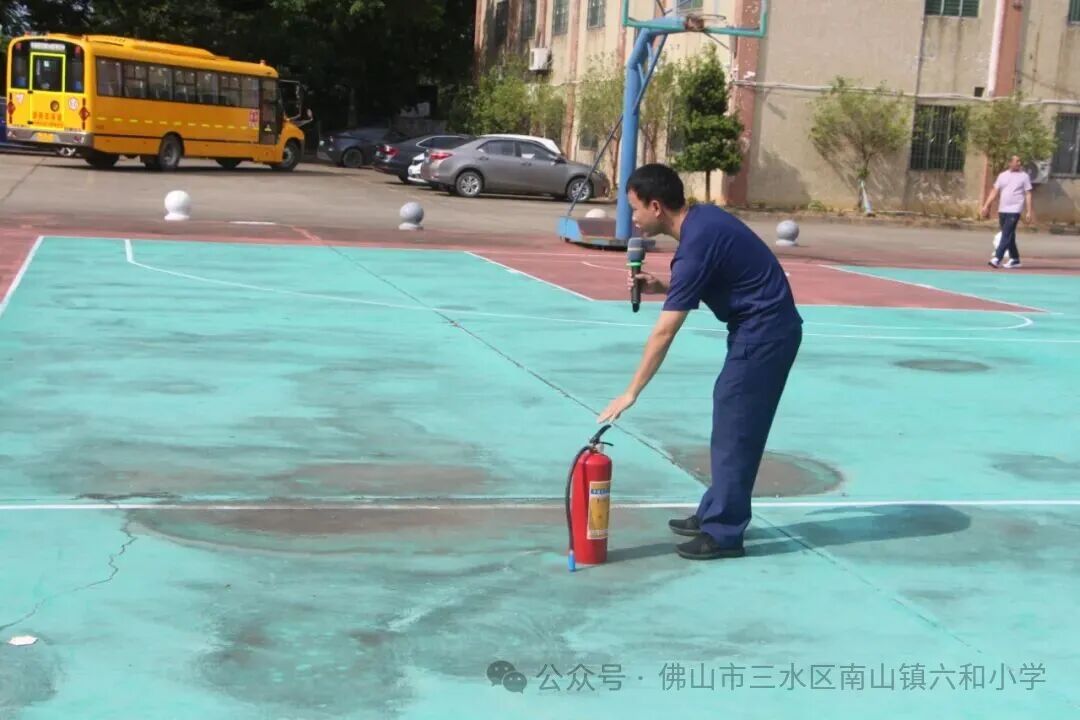 快樂乘車，安全同行——南山鎮六和小學2025—2026學年校車消防逃生演練