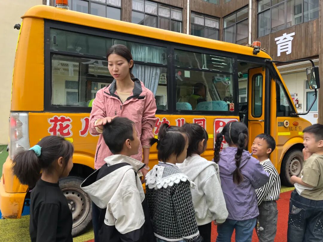 筑牢校車安全,守護成長之路——花兒朵朵幼兒園2025年秋季校車安全應急疏散演練 筑牢校車安全,守護成長之路——花兒朵朵幼兒園2025年秋季校車安全應急疏散演練