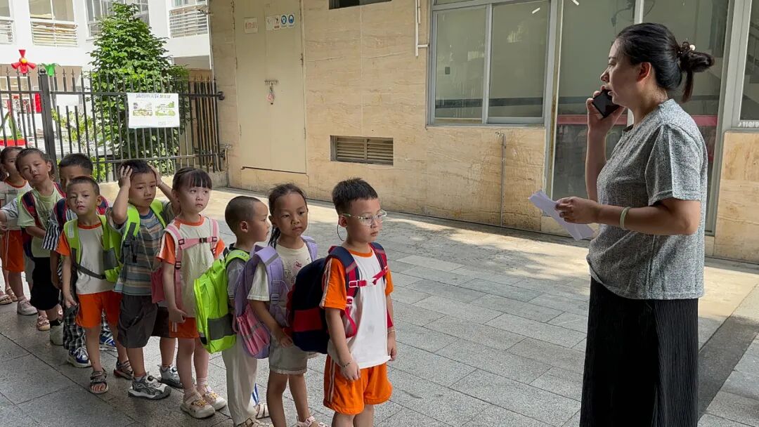 【平安校園】為愛護航，平安校車伴我行 ——石獅市恩啟頓幼兒園校車應急疏散演練