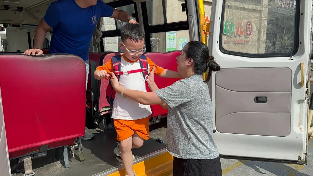 【平安校園】為愛護航，平安校車伴我行 ——石獅市恩啟頓幼兒園校車應急疏散演練