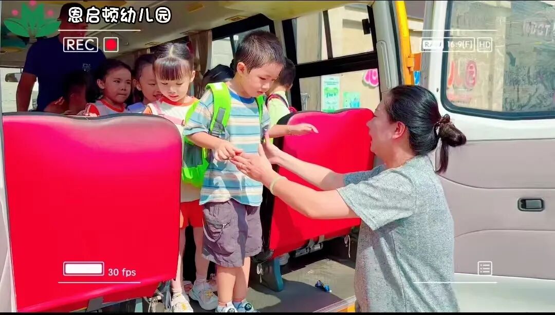 【平安校園】為愛護航，平安校車伴我行 ——石獅市恩啟頓幼兒園校車應急疏散演練